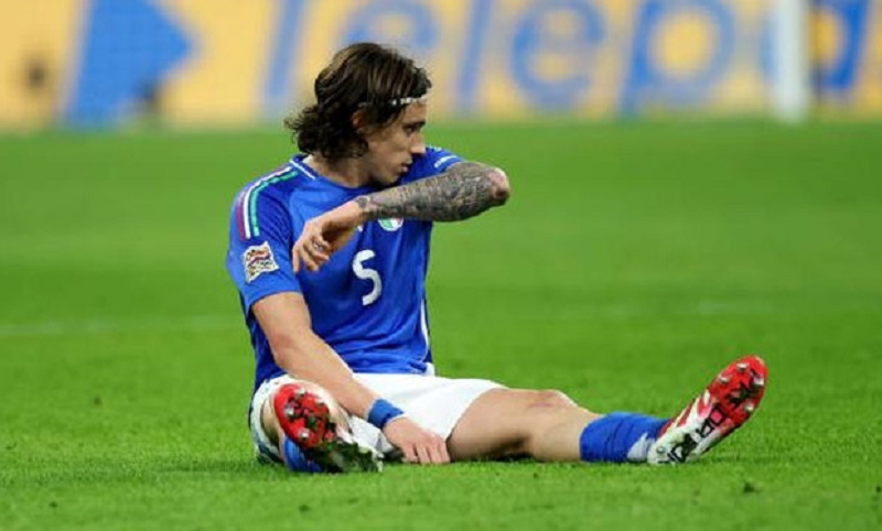 tru-cot-dinh-chan-thuong-ca-doi-arsenal-dung-ngoi-khong-yen