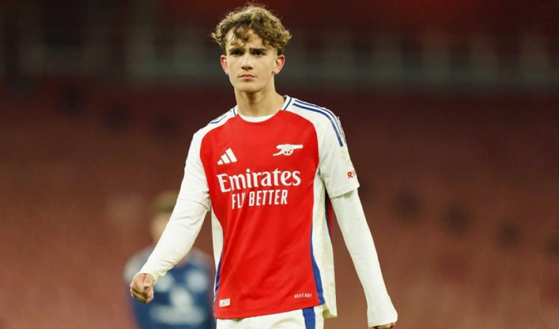 max-dowman-ghi-dau-lich-su-trong-mau-ao-u19-anh